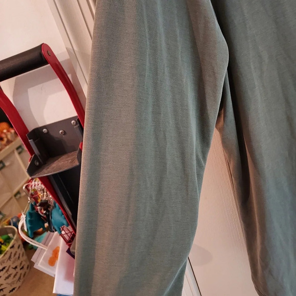 Green Envelope Light Olive Green V-Neck 3/4 Sleeves Shirt in Size 1X - Picture 6 of 9